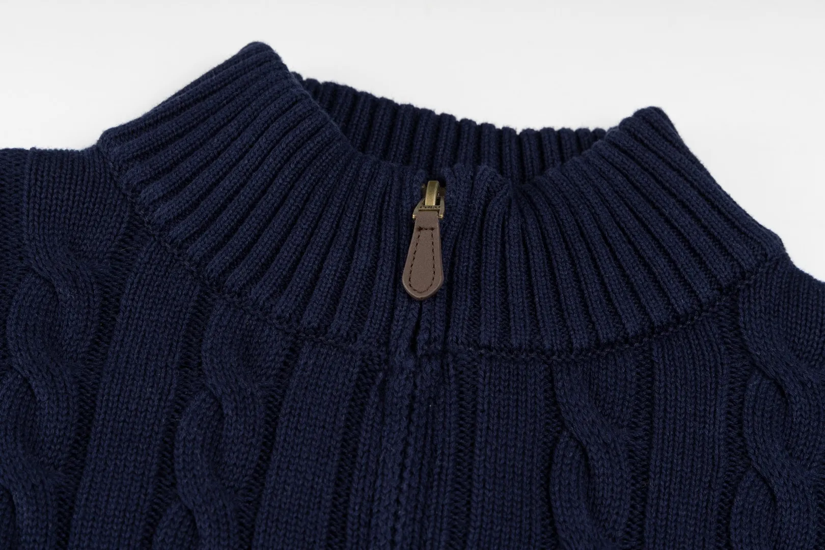 P236 #R92 RALPH LAUREN Ralph Lauren fifteen colors classic small label embroidery logo turtleneck pullover half-zip knitted cable sweater with high-density LOGO embroidery on the chest and original customized tag accessories. Made of pure cotton yarn, pure cotton is skin-friendly and comfortable, small label war horse embroidered twist turtleneck sweater 🐎 high quality, follow the blogger to learn how to wear it! Let’s buy a Ralph Lauren cable sweater. It’s a super hard-to-find series after it became popular. It’s hard to find one on the official website. It’s simple and practical to wear, with a lazy and loose feel. The thickened fabric has more texture, feels soft and delicate, and has a loose fit. Whether worn alone or layered, you can wear different styles of fashion with just one piece!   Size：XS S M L